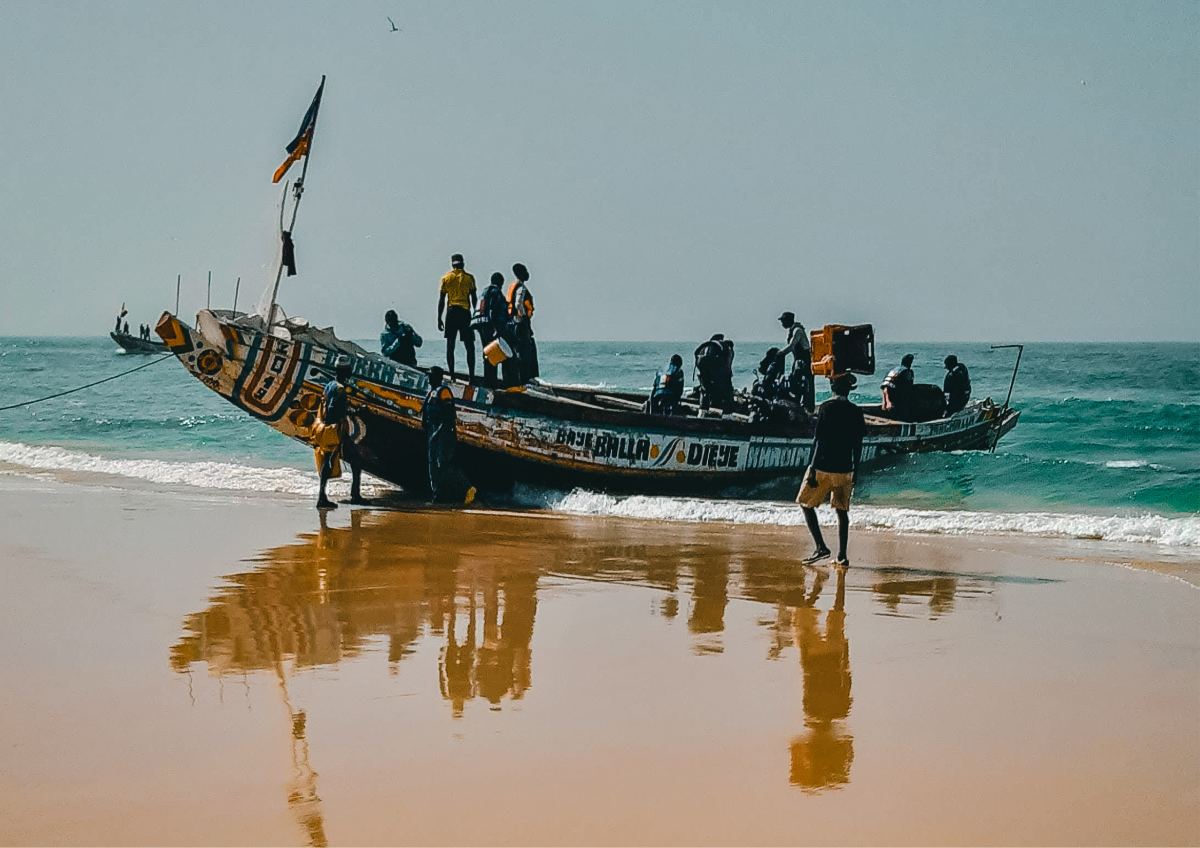 Pirogue de pêcheurs colorée tirée sur une plage du Sénégal